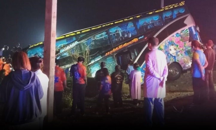 巴士轿车相撞酿2死 学生司机当场丧命