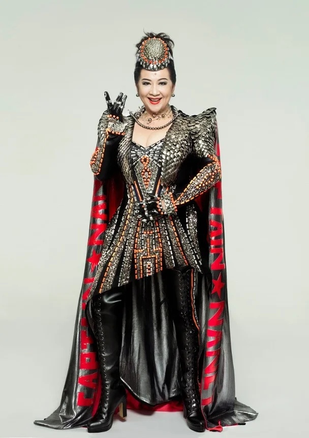 带Captain Nancy战衣登场 薛家燕预告送1万现金奖	