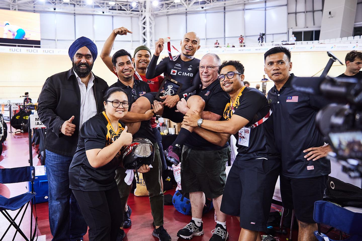 常年户外训练致皮肤癌  比斯利边治疗边指导脚车队