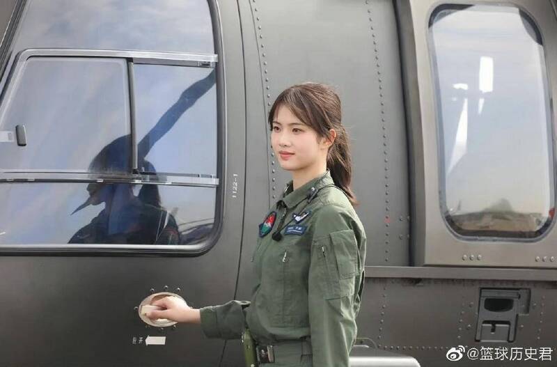年仅23岁 最正女飞官徐枫灿成全国人大讨论「娇点」