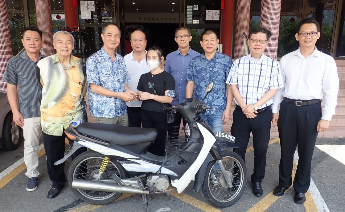 年轻妈妈获北霹中总赠摩托车 作为工作代步工具