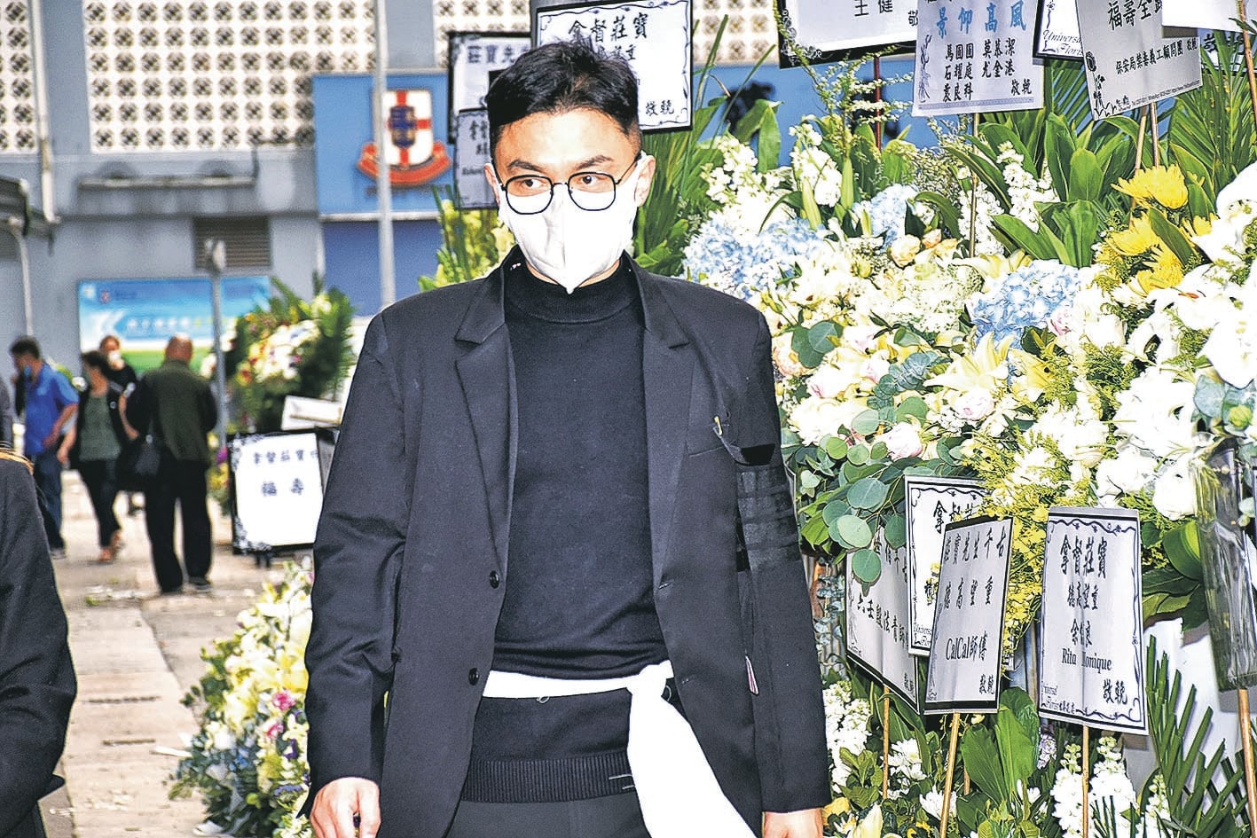 庄思明父亲设灵　男友杨明腰间绑白布戴孝