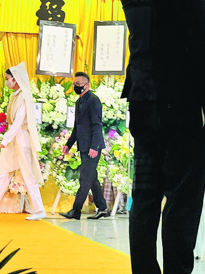庄思明父亲设灵　男友杨明腰间绑白布戴孝
