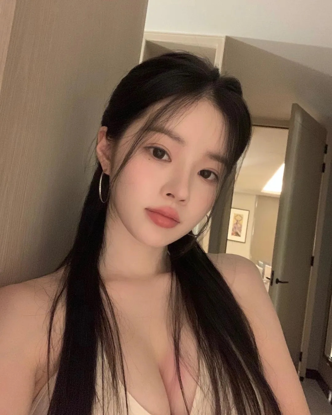 庆出狱带网红女友游泰 胜利对韩游客有警戒