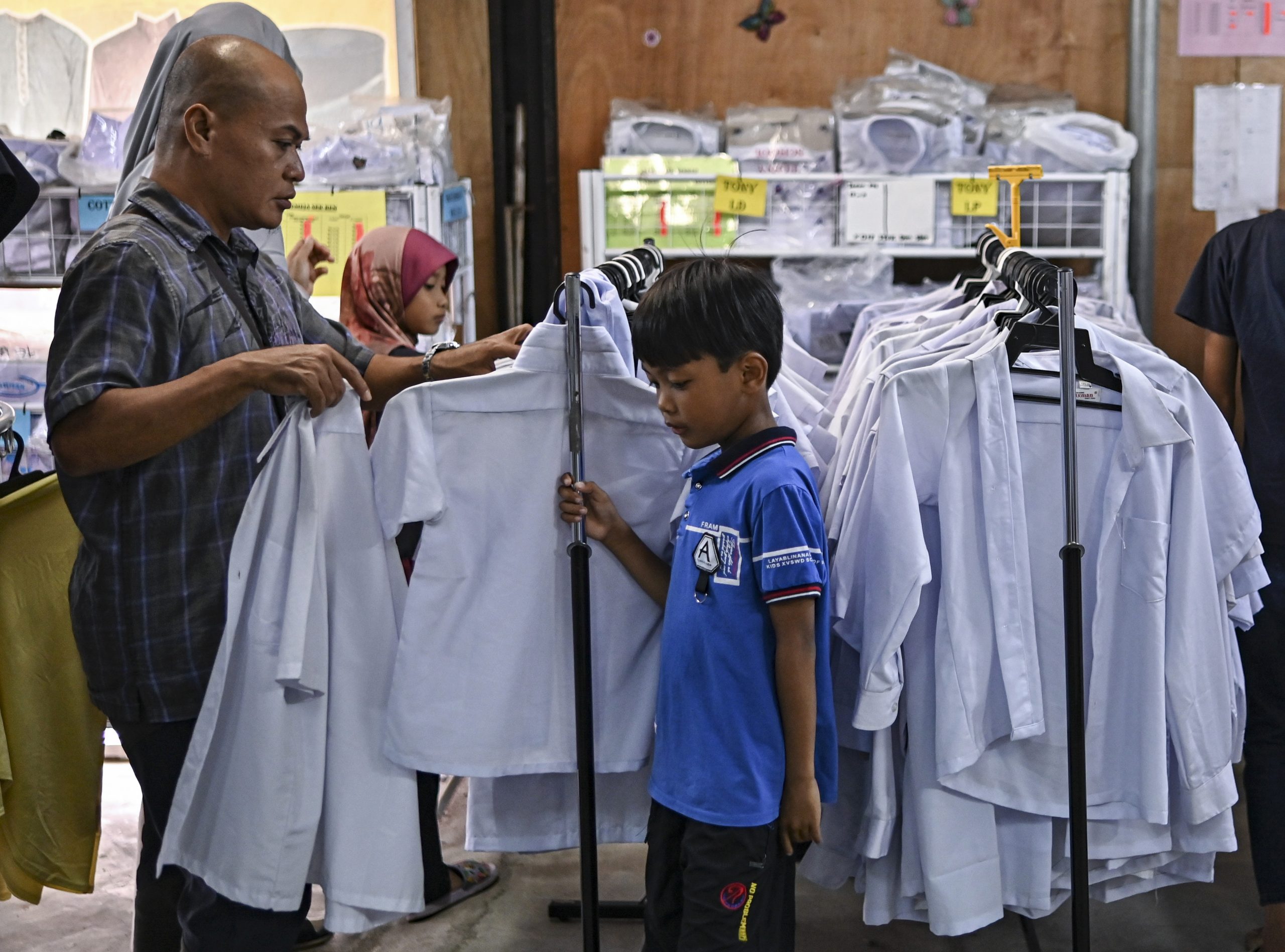 开学日近家长带孩子选购 瓜登校服专卖店人潮多