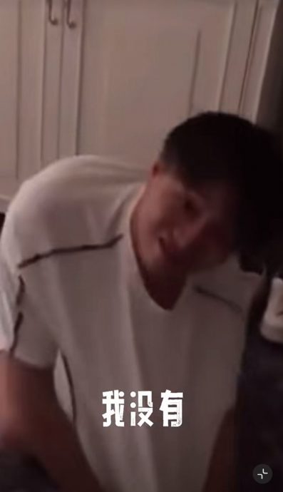 张恒疑被郑爽抓奸跪求原谅  发疯扯衣抓发滚地视频流出