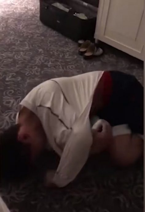 张恒疑被郑爽抓奸跪求原谅  发疯扯衣抓发滚地视频流出