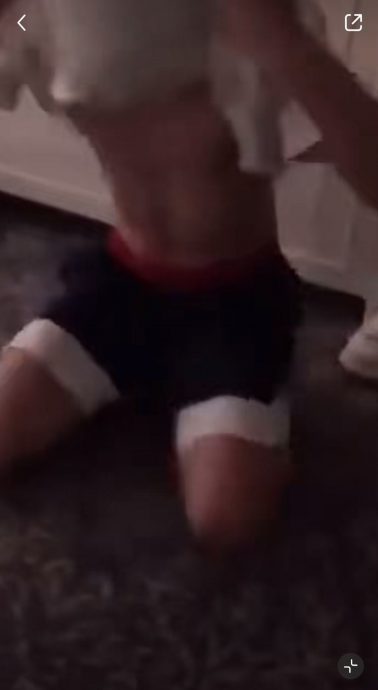 张恒疑被郑爽抓奸跪求原谅  发疯扯衣抓发滚地视频流出