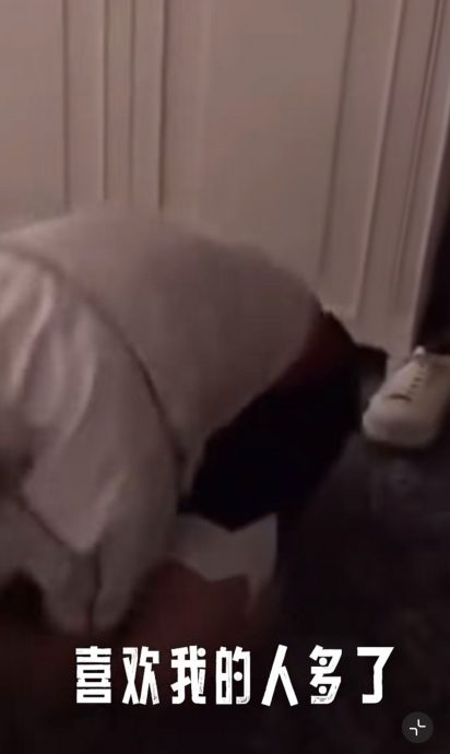 张恒疑被郑爽抓奸跪求原谅  发疯扯衣抓发滚地视频流出