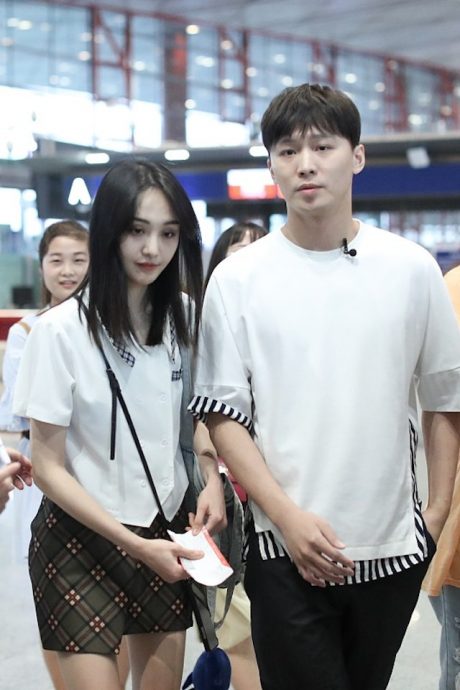 张恒疑被郑爽抓奸跪求原谅  发疯扯衣抓发滚地视频流出