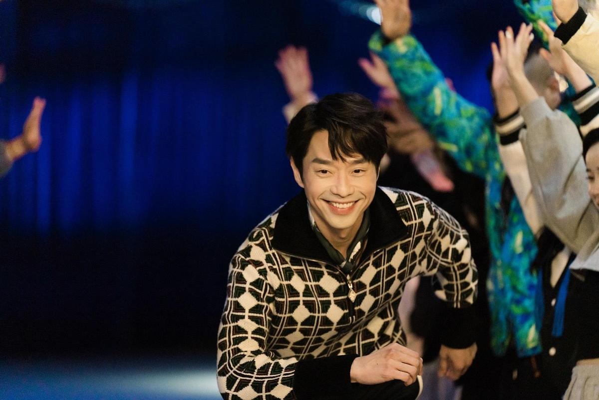 张栋樑自嘲跳舞像健康操 MV牺牲色相“抱柱”拥吻