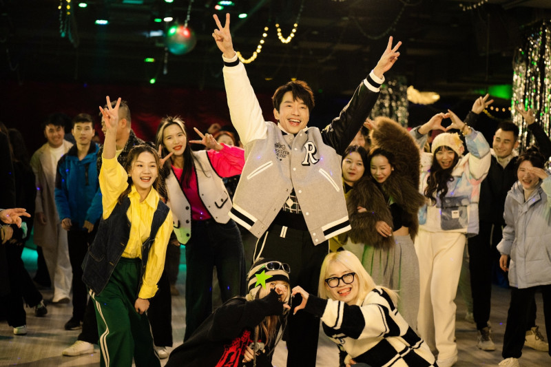 张栋樑自嘲跳舞像健康操 MV牺牲色相“抱柱”拥吻