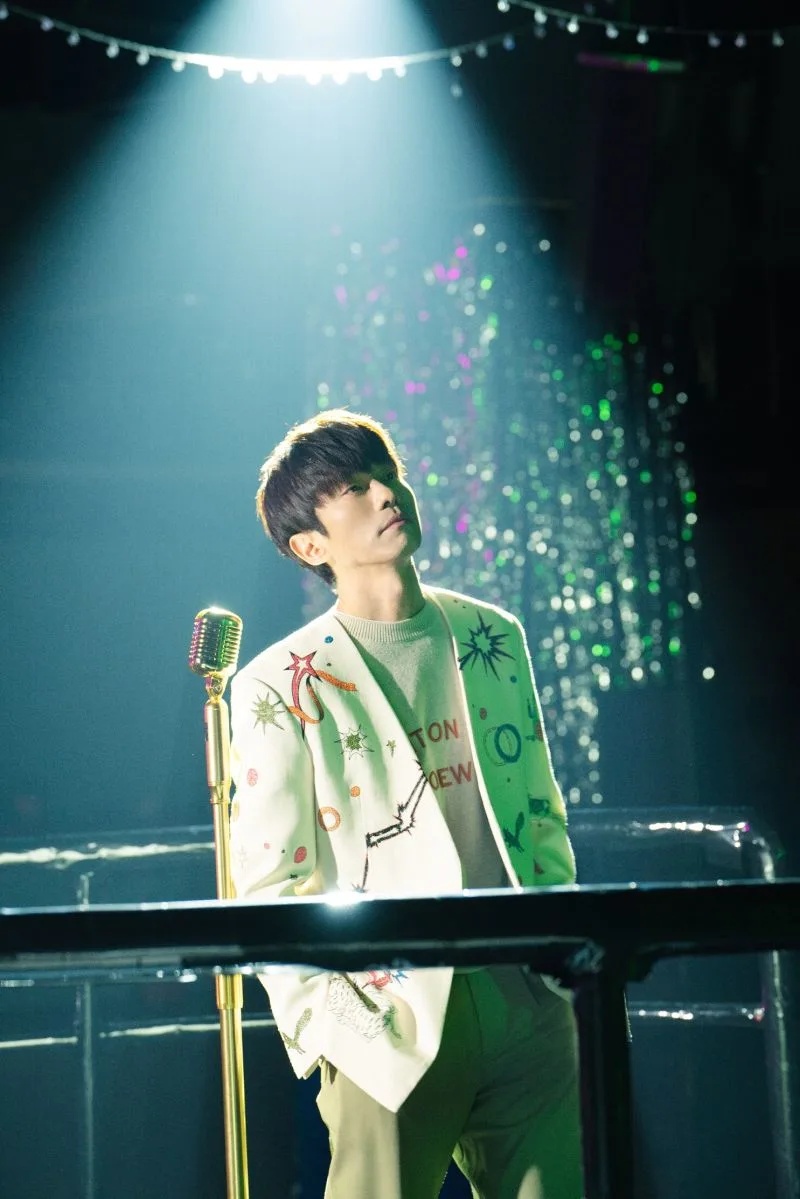 张栋樑自嘲跳舞像健康操 MV牺牲色相“抱柱”拥吻