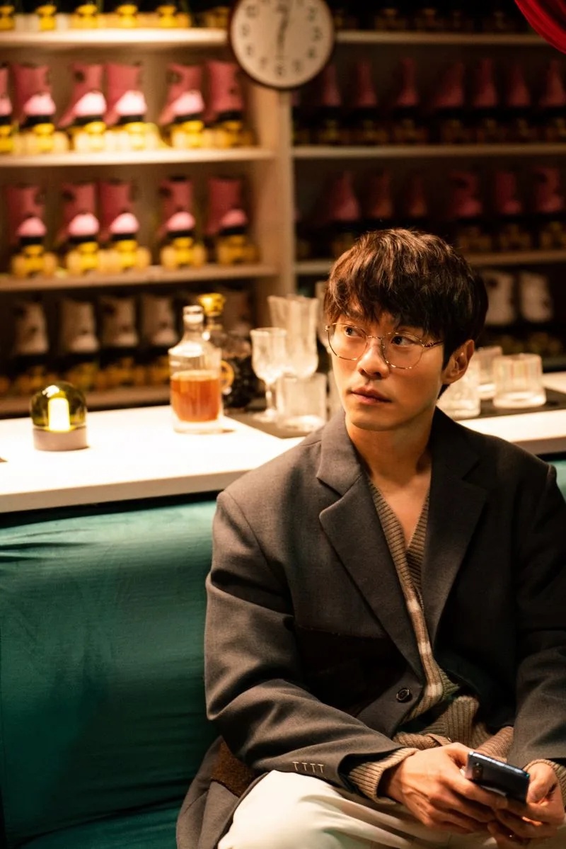 张栋樑自嘲跳舞像健康操 MV牺牲色相“抱柱”拥吻