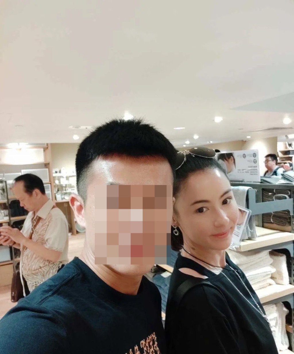 张栢芝买零食被野生捕获 Quintus当护花使者保护妈妈