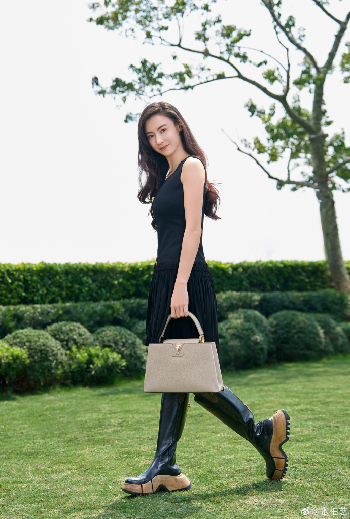 张栢芝买零食被野生捕获 Quintus当护花使者保护妈妈