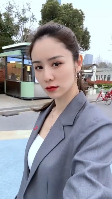 张馨月穿搭被狠批娘味浓 网弹品味不及吴千语