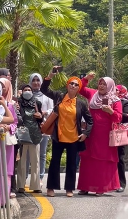 得知纳吉败诉 支持者难过哭了