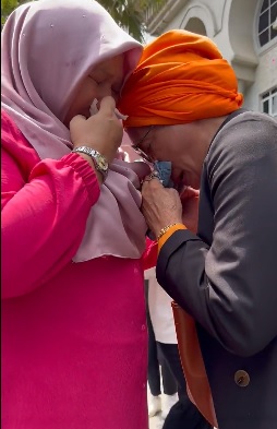 得知纳吉败诉 支持者难过哭了