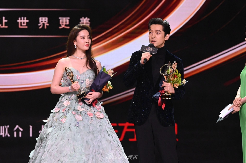 微博之夜｜4天后同框胡歌全网激动  唐嫣迟到被拦场外