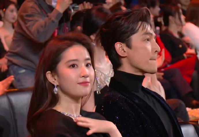 微博之夜｜4天后同框胡歌全网激动  唐嫣迟到被拦场外