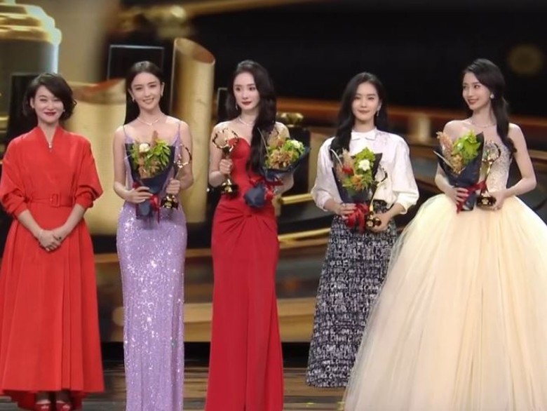 微博之夜｜4天后同框胡歌全网激动  唐嫣迟到被拦场外