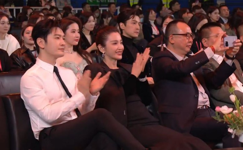 微博之夜｜4天后同框胡歌全网激动  唐嫣迟到被拦场外