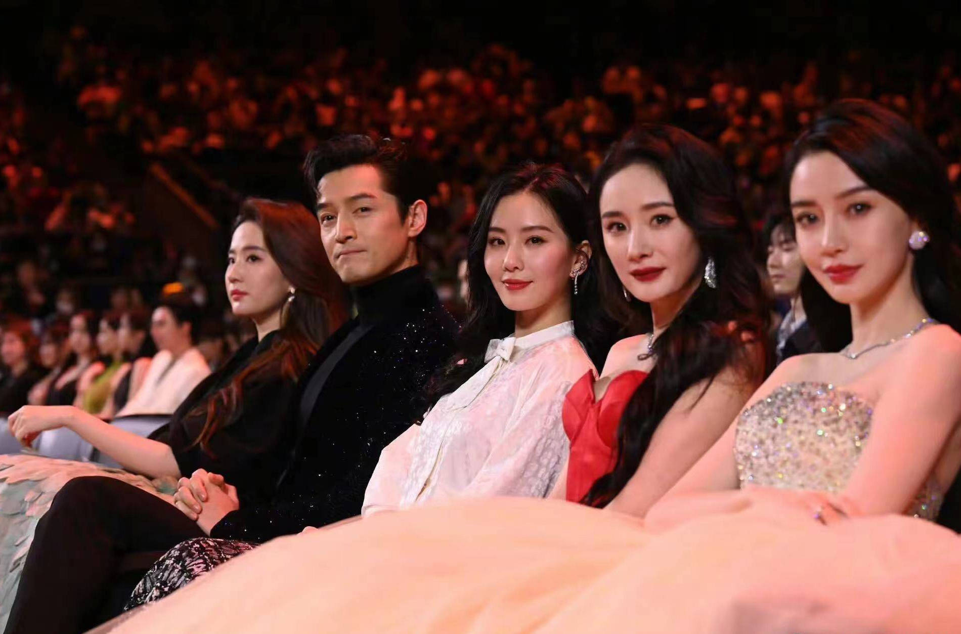 微博之夜｜4天后同框胡歌全网激动  唐嫣迟到被拦场外