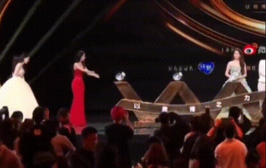 微博之夜|胡歌刘亦菲封King Queen遭质疑 唐嫣获奖失踪惹火粉丝