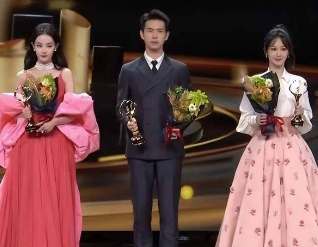 微博之夜|胡歌刘亦菲封King Queen遭质疑 唐嫣获奖失踪惹火粉丝