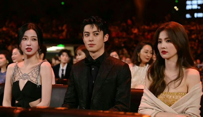 微博之夜|胡歌刘亦菲封King Queen遭质疑 唐嫣获奖失踪惹火粉丝