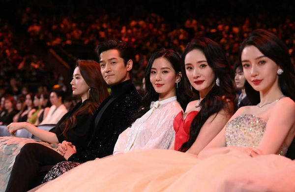 微博之夜|胡歌刘亦菲封King Queen遭质疑 唐嫣获奖失踪惹火粉丝