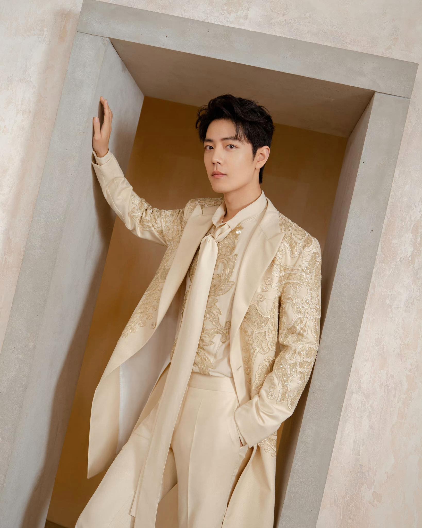 微博之夜|胡歌刘亦菲封King Queen遭质疑 唐嫣获奖失踪惹火粉丝