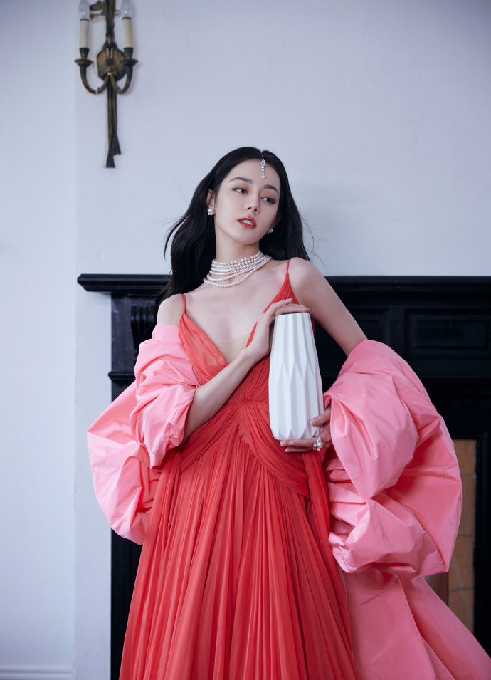 微博之夜|胡歌刘亦菲封King Queen遭质疑 唐嫣获奖失踪惹火粉丝