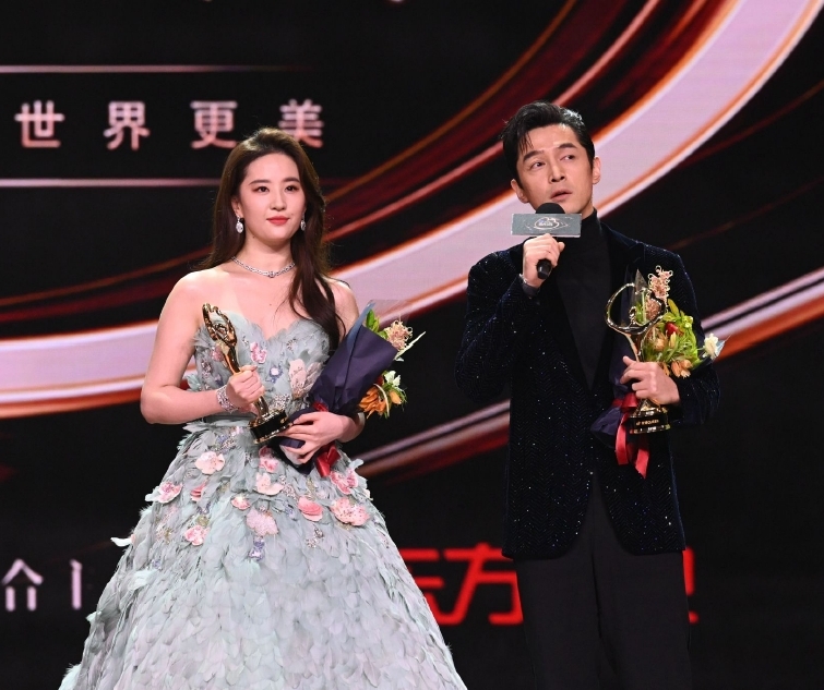 微博之夜|胡歌刘亦菲封King Queen遭质疑 唐嫣获奖失踪惹火粉丝