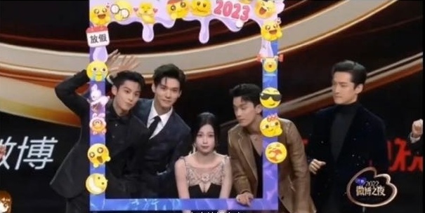 微博之夜|胡歌刘亦菲封King Queen遭质疑 唐嫣获奖失踪惹火粉丝