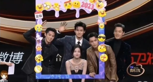 微博之夜|胡歌刘亦菲封King Queen遭质疑 唐嫣获奖失踪惹火粉丝