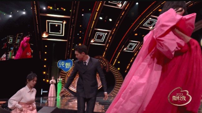 微博之夜|胡歌刘亦菲封King Queen遭质疑 唐嫣获奖失踪惹火粉丝