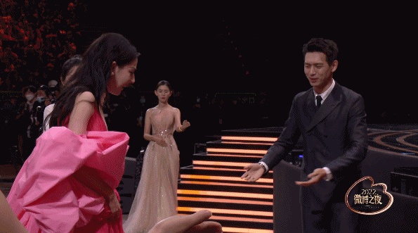 微博之夜|胡歌刘亦菲封King Queen遭质疑 唐嫣获奖失踪惹火粉丝