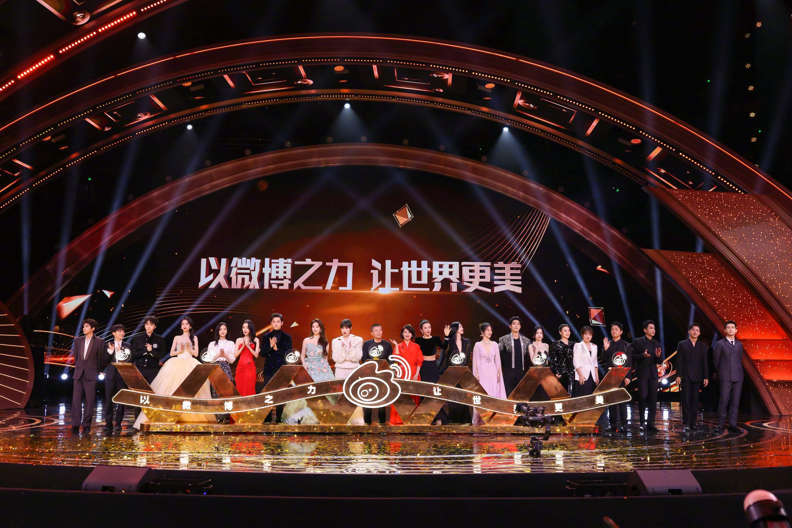 微博之夜|胡歌刘亦菲封King Queen遭质疑 唐嫣获奖失踪惹火粉丝