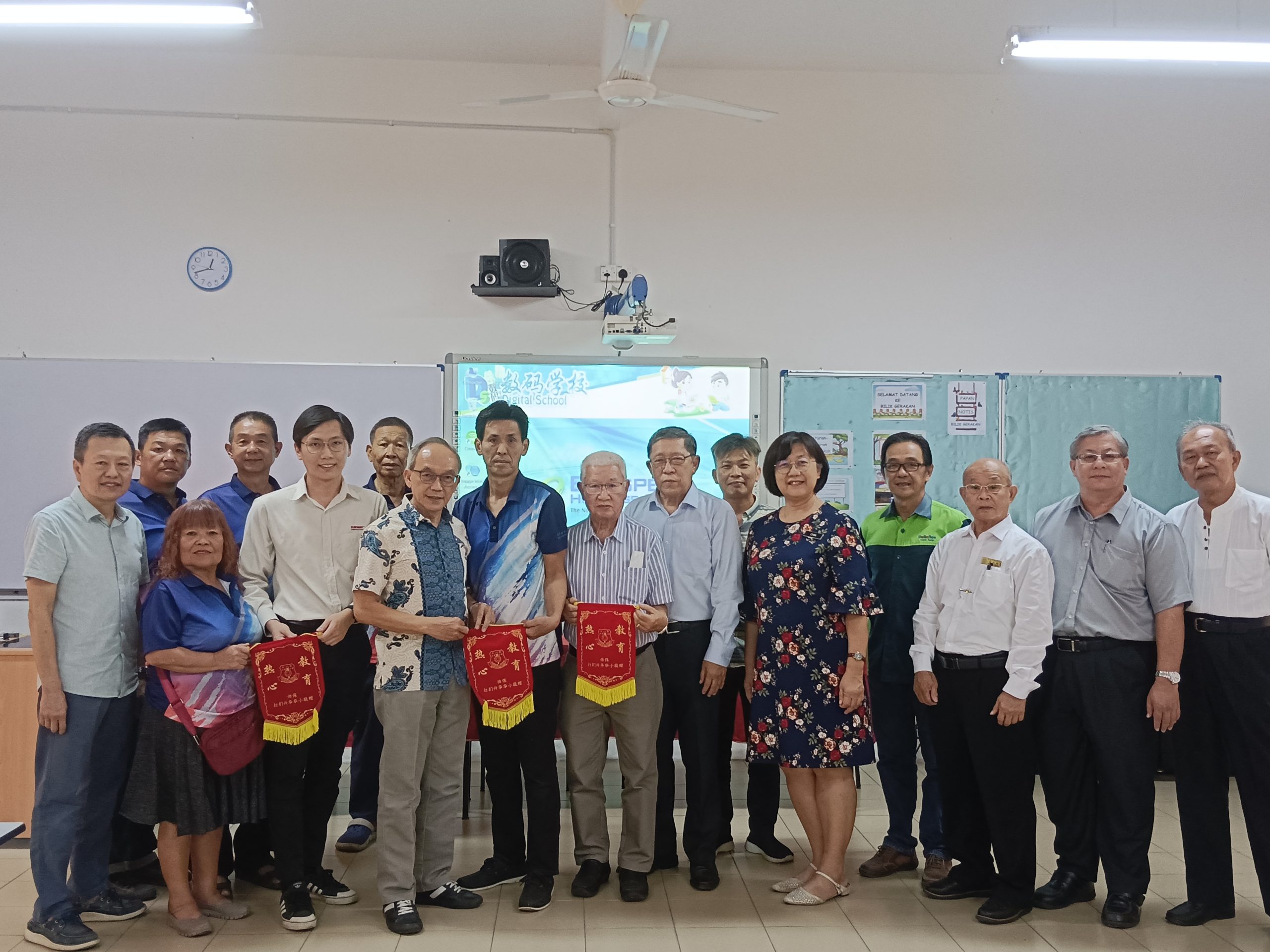 微型华小关怀计划 霹三江公会助兴华华小修路