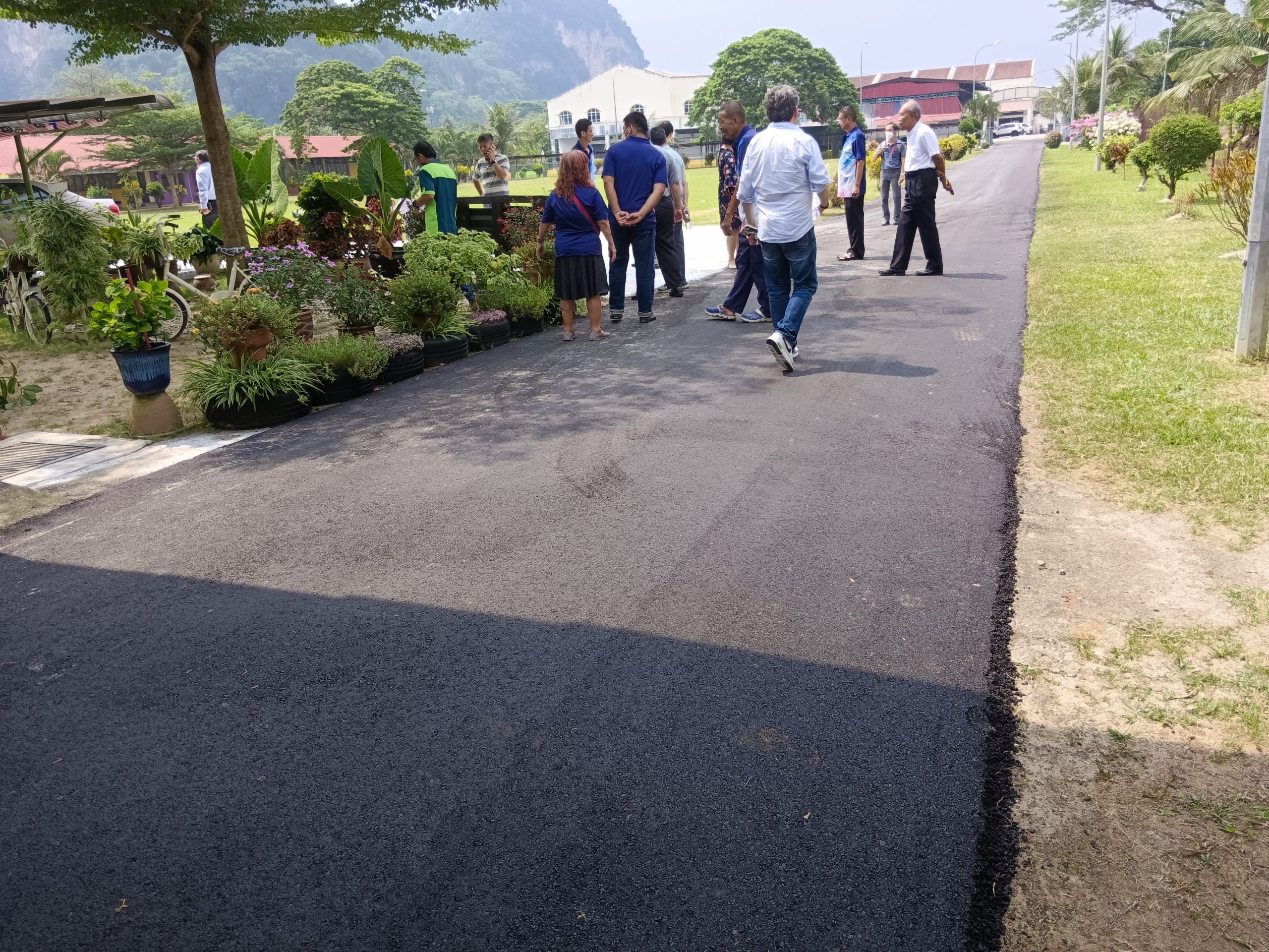 微型华小关怀计划 霹三江公会助兴华华小修路