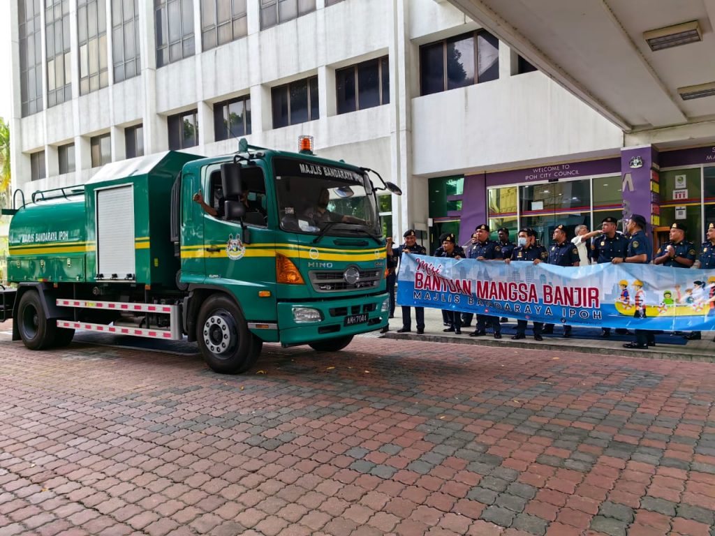 怡市政厅47人 往柔丰盛港参与灾后清理