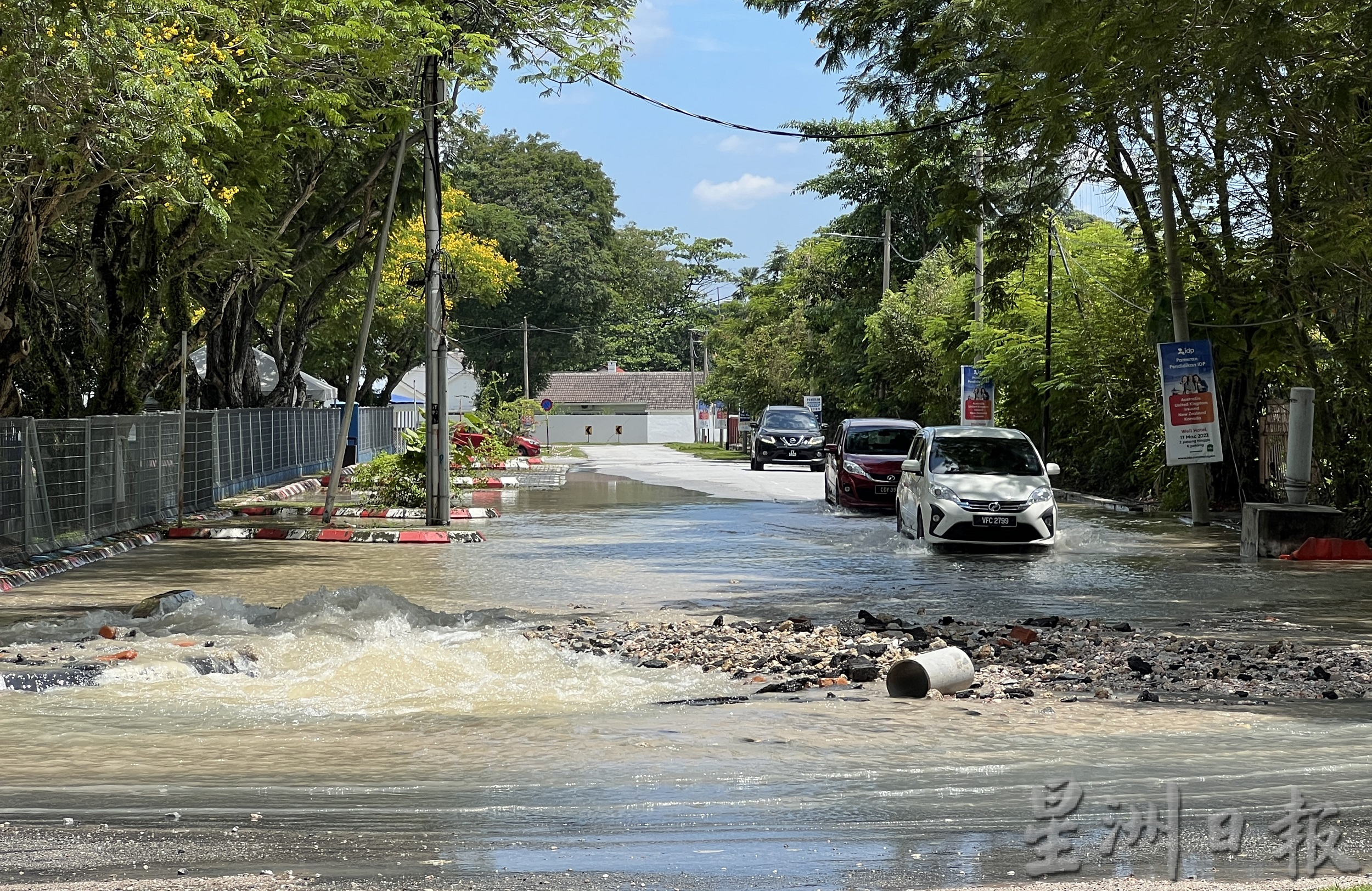 怡道路水管爆裂变“小溪” 水务局抢修料至晚上10时