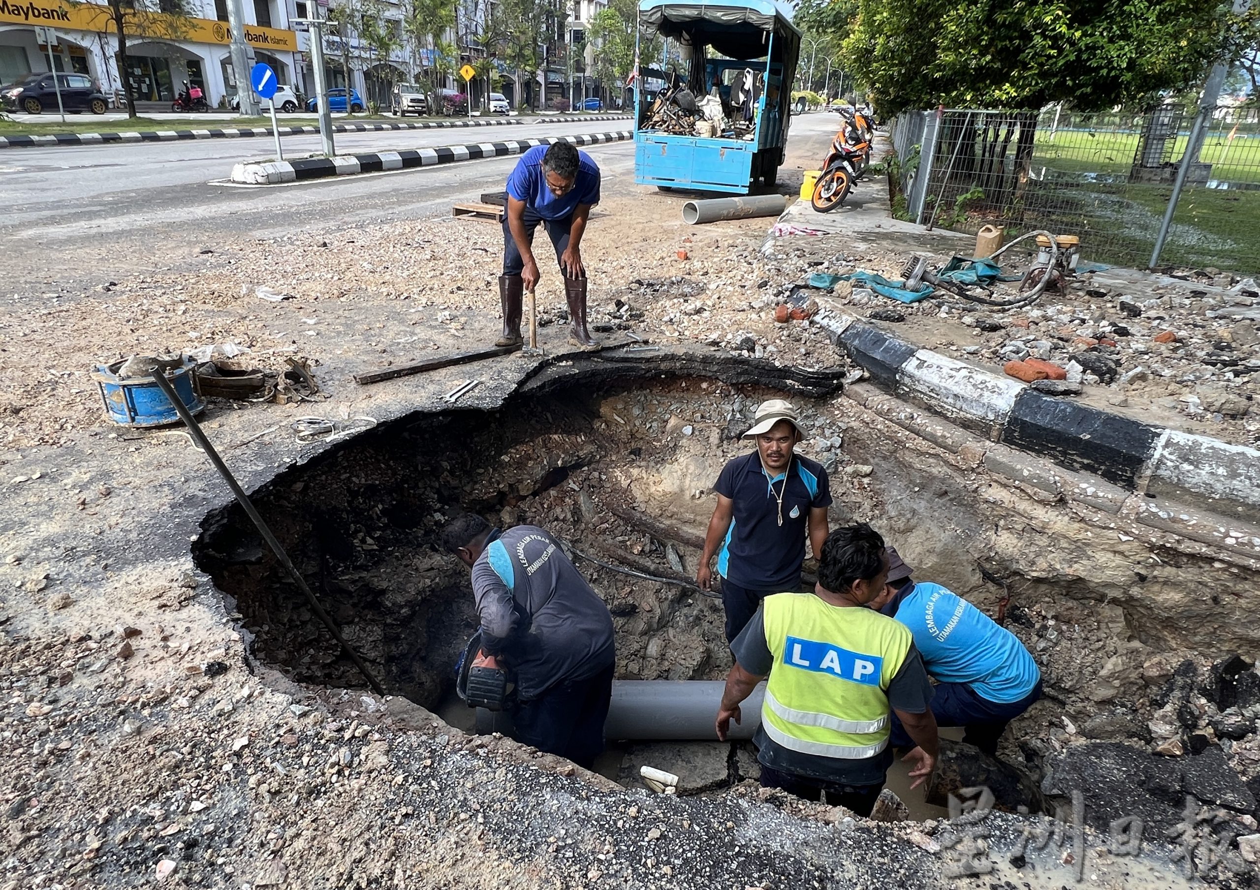 怡道路水管爆裂变“小溪” 水务局抢修料至晚上10时