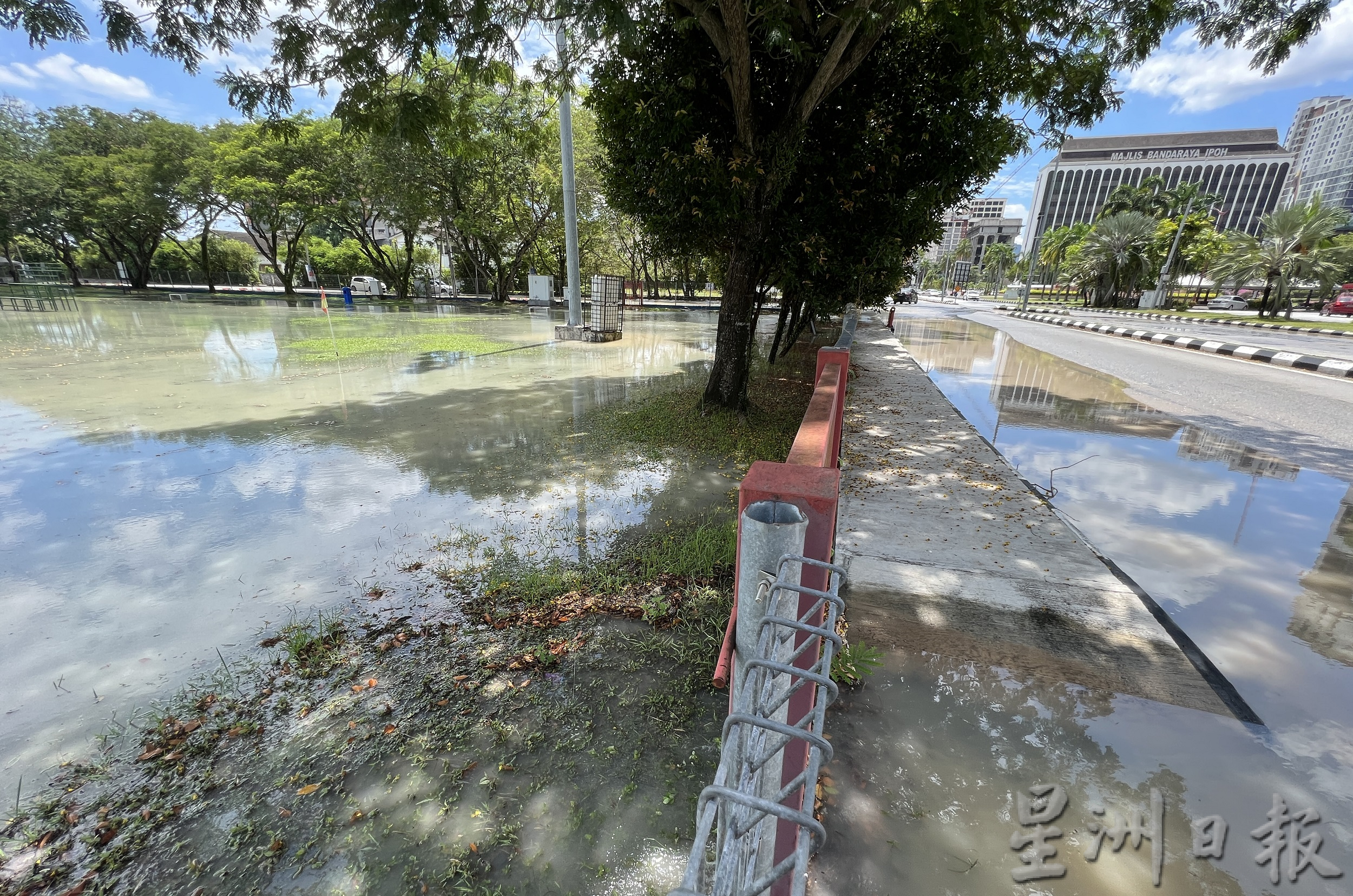 怡道路水管爆裂变“小溪” 水务局抢修料至晚上10时