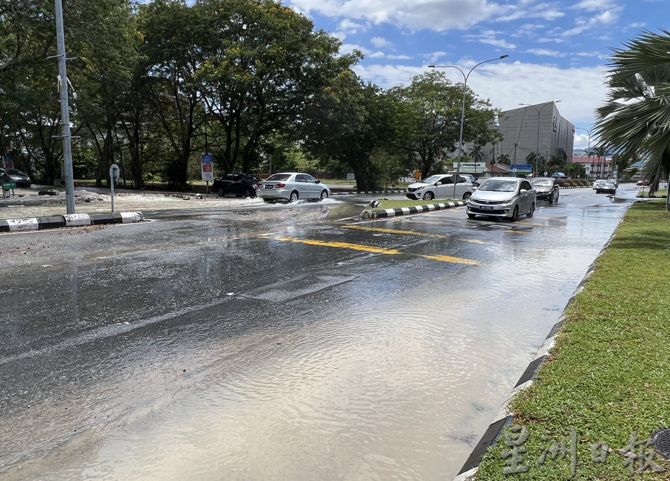 怡道路水管爆裂变“小溪” 水务局抢修料至晚上10时