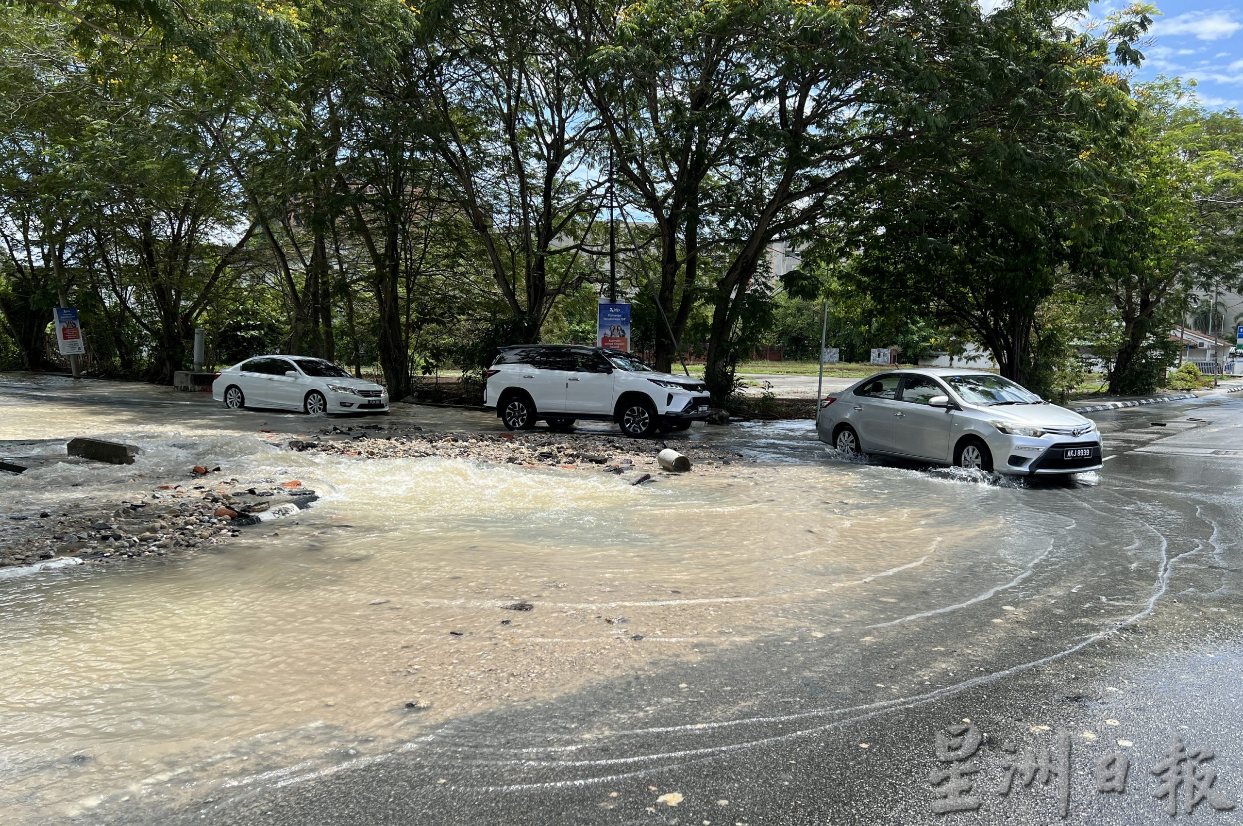 怡道路水管爆裂变“小溪” 水务局抢修料至晚上10时