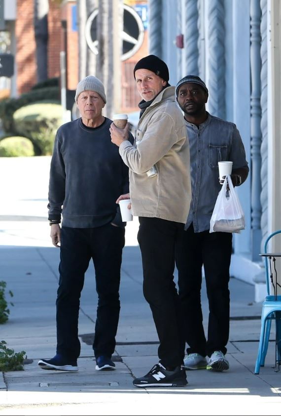 患失智布鲁斯遭狗仔大呼小叫!妻泪诉恳求:请给他空间与尊重