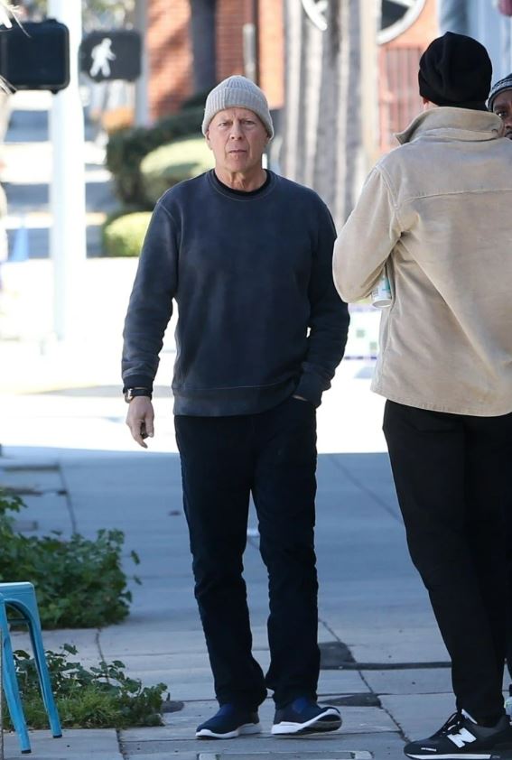 患失智布鲁斯遭狗仔大呼小叫!妻泪诉恳求:请给他空间与尊重